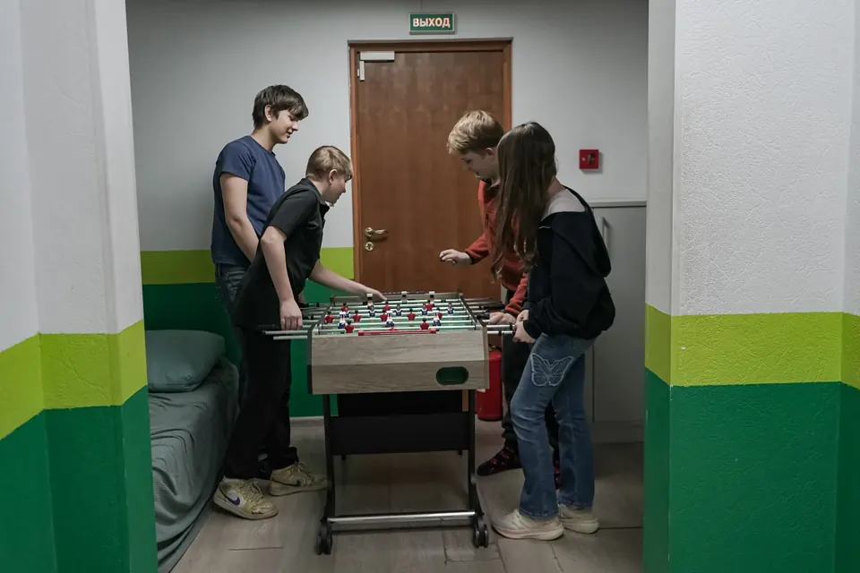 Ученики играют в настольный футбол во время перерыва